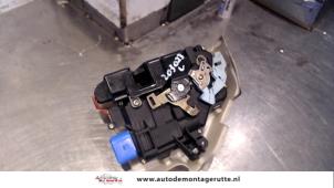 O82409 Gebruikte portierslot mechaniek 2deurs links Volkswagen Golf