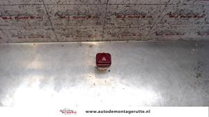 O104459 Gebruikte paniekverlichtings schakelaar Peugeot 1007