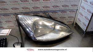 O73250 Gebruikte rechter koplamp Ford Focus