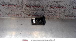 O104260 Gebruikte paniekverlichtings schakelaar Mazda 3.