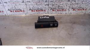O104648 Gebruikte schakelaar paniekverlichting Toyota Prius