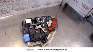 O82412 Gebruikte portierslot mechaniek 2deurs links Volkswagen Golf