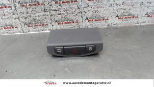 O104647 Gebruikte schakelaar paniekverlichting Toyota Prius