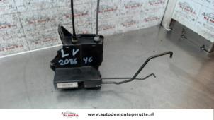 O83054 Gebruikte slotmechaniek portier 4deurs links-voor Kia Rio
