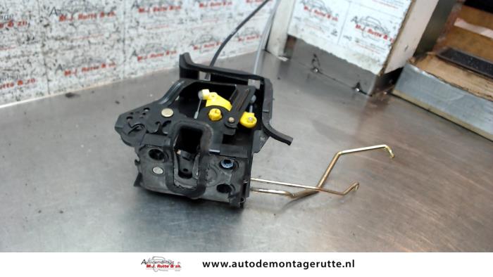 Portierslot Mechaniek 4Deurs rechts-voor van een Kia Rio II (DE) 1.4 16V 2006