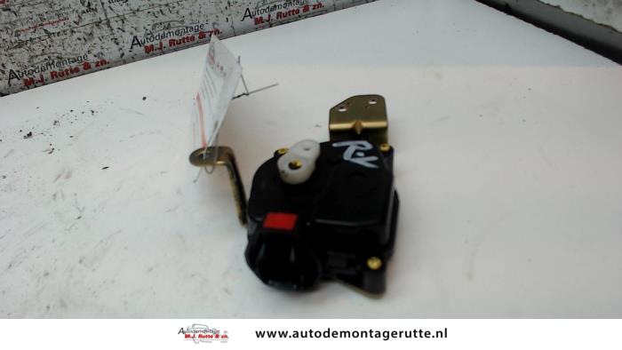 Portiervergrendelings Motor van een Kia Rio II (DE) 1.4 16V 2006