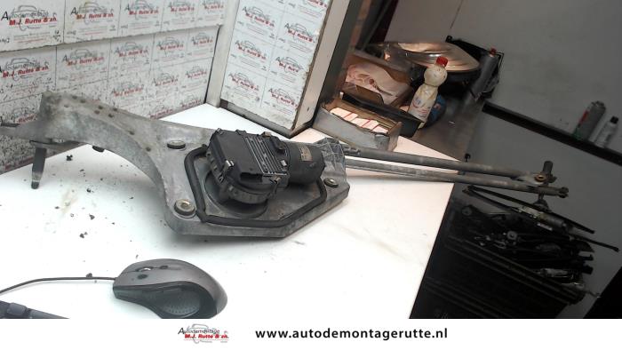Ruitenwismotor+Mechaniek van een Renault Vel Satis (BJ) 2.0 16V Turbo 2004