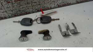 O81682 Gebruikte deurslot cilinder links Renault Twingo