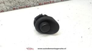 O90579 Gebruikte schakelaar achterklep Renault Twingo