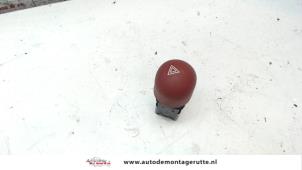 O104502 Gebruikte paniekverlichtings schakelaar Renault Twingo