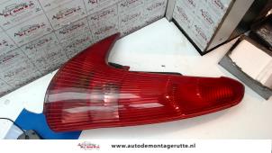O93668 Gebruikte achterlicht links Peugeot 206