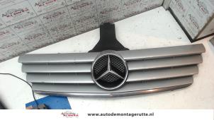 Gebruikte Grille Mercedes C Sportcoupé (C203) 2.0 C-200K 16V Prijs op aanvraag aangeboden door Autodemontage M.J. Rutte B.V.