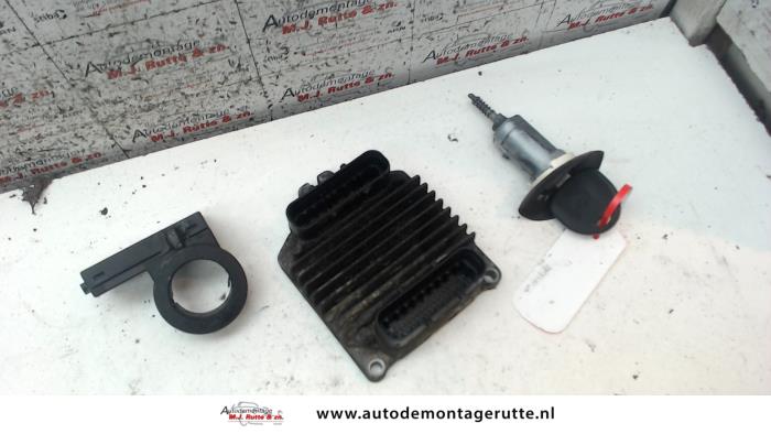 Gebruikte Contactslot + computer Opel Zafira O113634