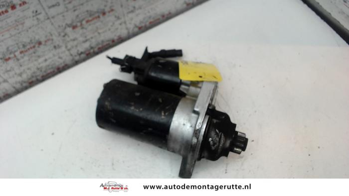 Startmotor van een Volkswagen Golf IV (1J1) 2.0 1999