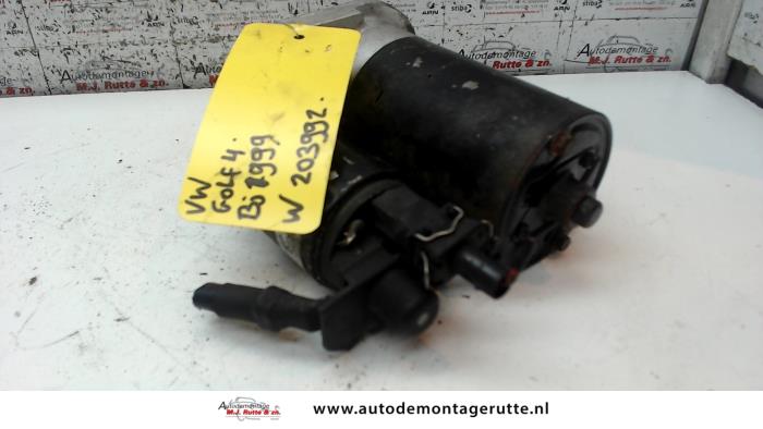 Startmotor van een Volkswagen Golf IV (1J1) 2.0 1999