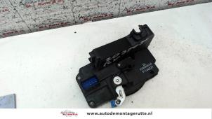 O82626 Gebruikte portierslot mechaniek 2deurs rechts Opel Vivaro