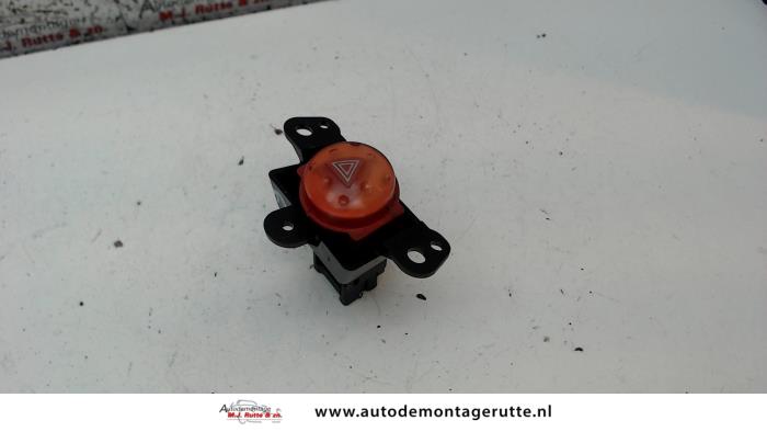 Gebruikte Gevarenlicht Schakelaar Nissan Almera Tino O104300
