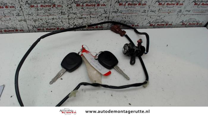 Gebruikte Portierslot Cilinder links Nissan Almera Tino O81549
