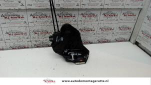 O83419 Gebruikte slotmechaniek portier 4deurs links-achter Peugeot 108
