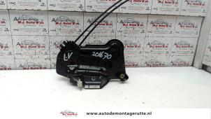 O83103 Gebruikte portierslot mechaniek 4deurs links-voor Peugeot 108