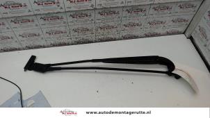 O119289 Gebruikte ruitenwisserarm voor Peugeot 108