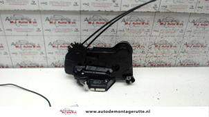 O83104 Gebruikte portierslot mechaniek 4deurs links-voor Peugeot 108