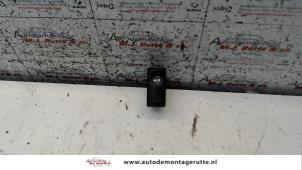 O107906 Gebruikte elektrisch raam schakelaar Renault Master