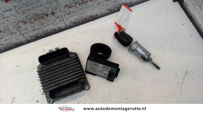 Gebruikte Contactslot + computer Opel Zafira O113635
