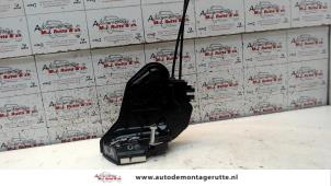 O84009 Gebruikte deurslot mechaniek 4deurs rechts-achter Peugeot 108