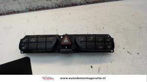 O104031 Gebruikte paniekverlichtings schakelaar Mercedes C-Klasse