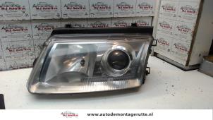 O72130 Gebruikte koplamp links Volkswagen Passat