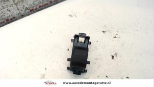 O107832 Gebruikte schakelaar elektrisch raam Peugeot 108