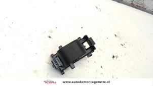 O107833 Gebruikte ruit schakelaar elektrisch Peugeot 108