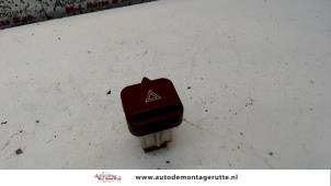 O104460 Gebruikte paniekverlichtings schakelaar Peugeot 1007