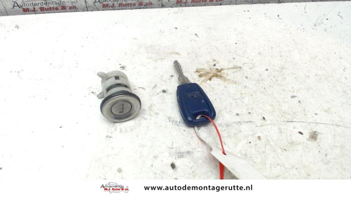 Gebruikte Deurslot Cilinder links Fiat Punto O81487