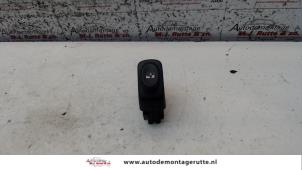 O107945 Gebruikte schakelaar elektrisch raam Renault Clio