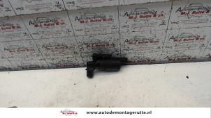 O115482 Gebruikte ruitensproeierpomp voor Peugeot 107