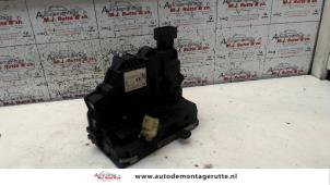 O82622 Gebruikte slotmechaniek portier 2deurs rechts Opel Corsa
