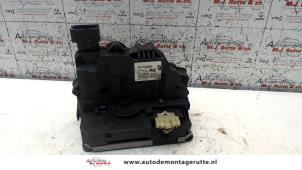 O82358 Gebruikte slotmechaniek portier 2deurs links Opel Corsa