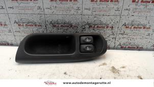 O107927 Gebruikte ruit schakelaar elektrisch Renault Megane Scenic