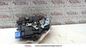 O82411 Gebruikte portierslot mechaniek 2deurs links Volkswagen Golf