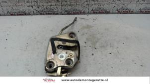 O83243 Gebruikte slotmechaniek portier 4deurs links-voor Suzuki Alto