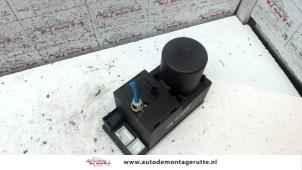 Gebruikte Deurvergrendeling Vacuumpomp Elektrisch Audi A3 (8L1) 1.8 20V Prijs op aanvraag aangeboden door Autodemontage M.J. Rutte B.V.