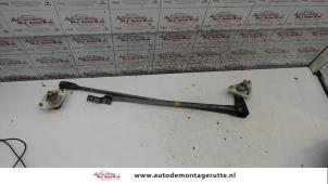 O118305 Gebruikte ruitenwis mechaniek Daihatsu Sirion