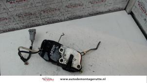O82575 Gebruikte slotmechaniek portier 2deurs links Toyota Starlet
