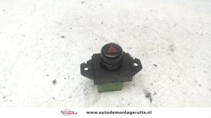 O104530 Gebruikte schakelaar paniekverlichting Mitsubishi Colt
