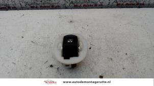 O107959 Gebruikte schakelaar elektrisch raam Renault Clio