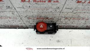 Gebruikte Paniekverlichtings Schakelaar Renault Modus/Grand Modus (JP) 1.4 16V Prijs op aanvraag aangeboden door Autodemontage M.J. Rutte B.V.