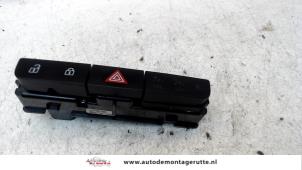 O104096 Gebruikte alarmlicht schakelaar Opel Insignia