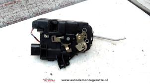 O82807 Gebruikte portierslot mechaniek 4deurs links-voor Audi A4